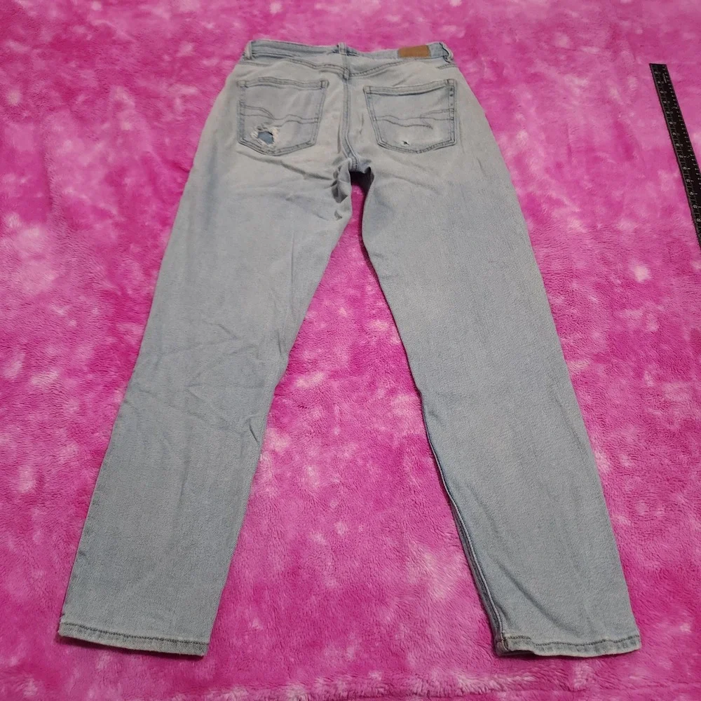 American Eagle  Women's Size 6 Reg Mom Jeans Light Wash Stretch Distressed Denim